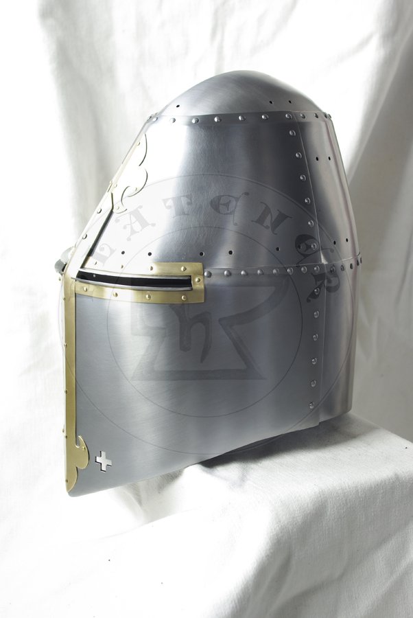 Hełm wielki datowany na połowę XIV wieku. Hartowany i odpuszczany do twardości 30 HRC./Great helm dated for half of XIV c. Heat hardened and tempered up to 30 HRC.